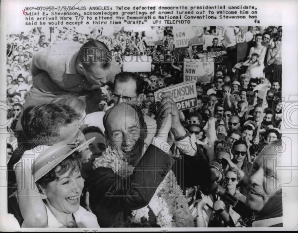 1960 Press Photo Adlai Stevenson Acknowledge The Greetings Of The Crowd - Historic Images