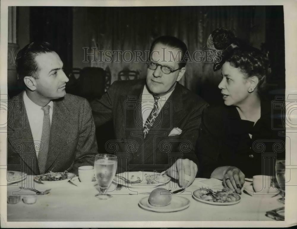 1945 Press Photo Principal Speakers Chatting At The Banquet Table - nep04784 - Historic Images