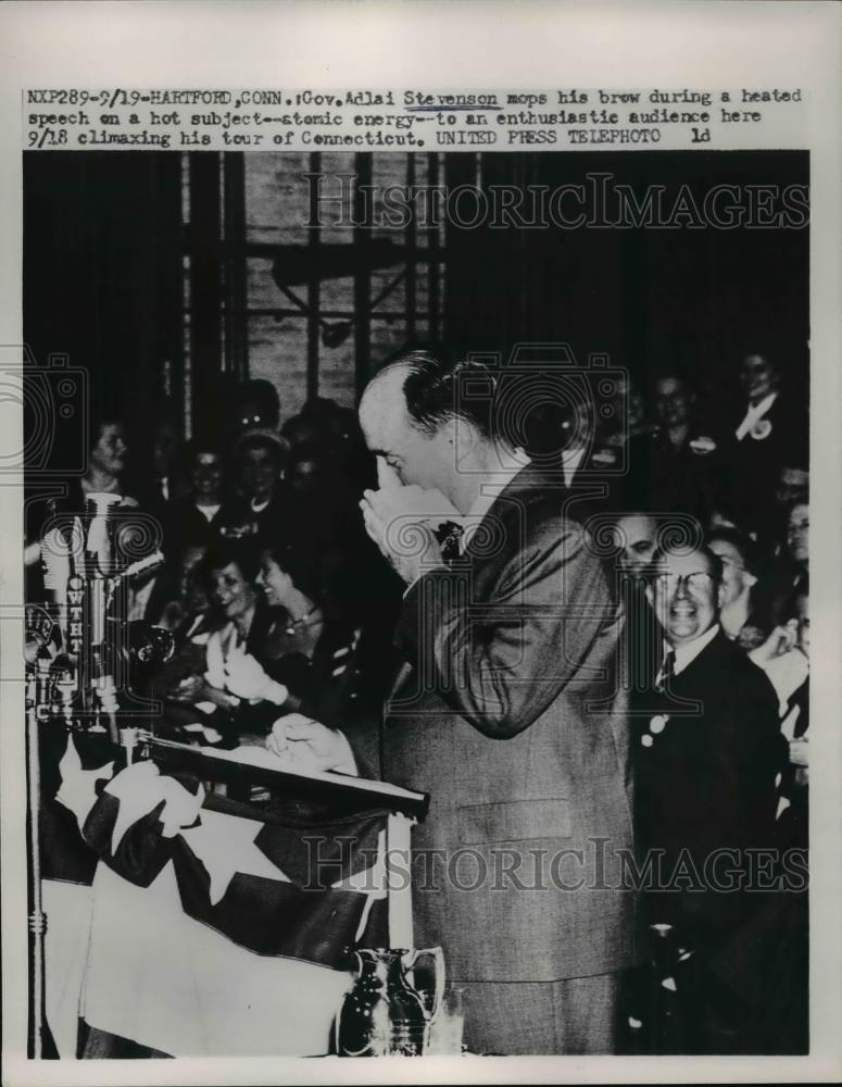 1952 Press Photo Gov. Adlai Stevenson Mops His Brow During His Speech - Historic Images