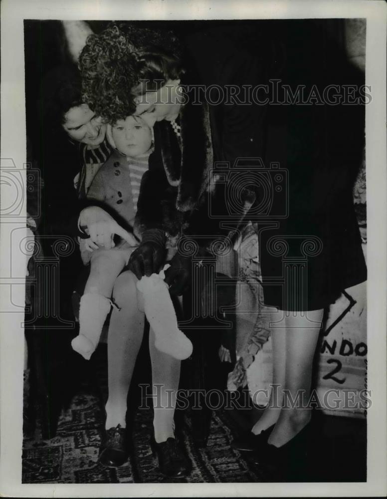 1941 Press Photo Mrs. Marjorie Giles Holding Her Daughter Angela - nep04946 - Historic Images