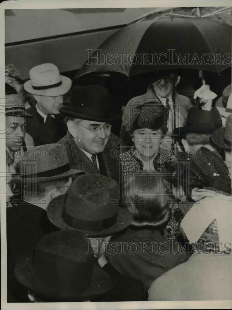 1940 Press Photo Sen. Arthur Vanderberg Arrived At The Airport - nep05049 - Historic Images