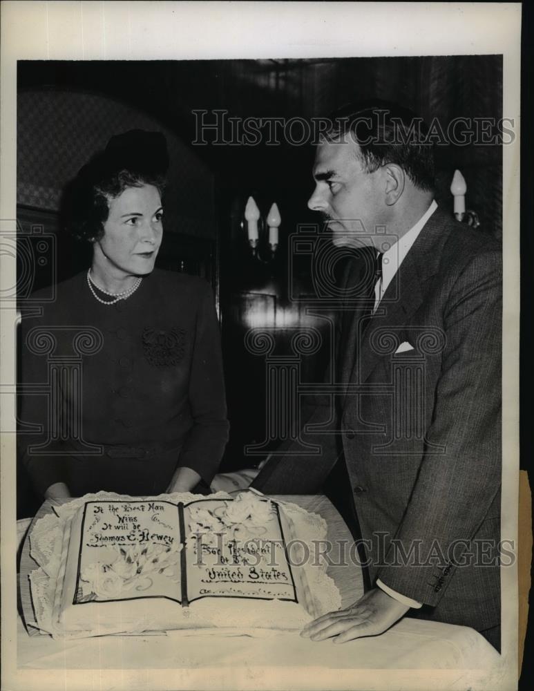 1944 Press Photo A Cake Was Presented To Governor And Mrs. Dewey - nep05072 - Historic Images