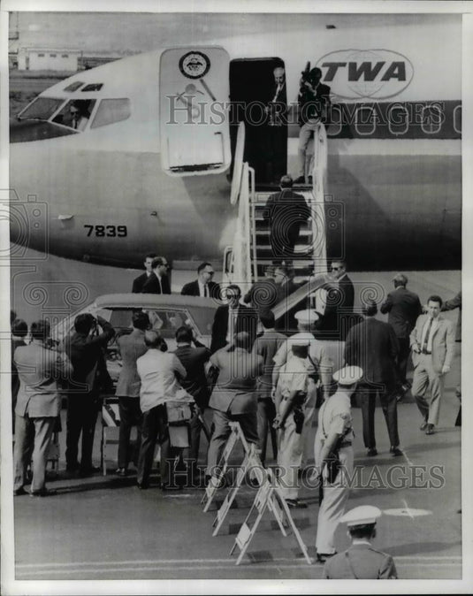 1958 Press Photo Hubert Humphrey climbs the steps to his plane at Paterson Field - Historic Images