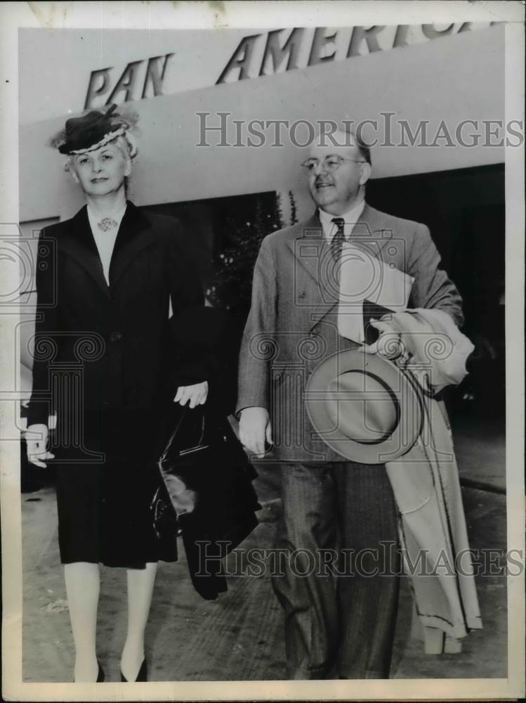 1945 Press Photo Mr. and Mrs. Genardo Cooke Visit The United States - nep05176 - Historic Images