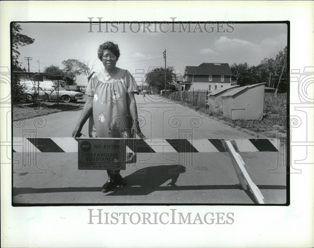 1986 Press Photo Willie Lockett cordoned guards home - Historic Images