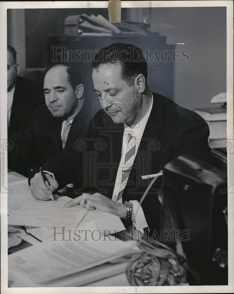 1960 Press Photo Samuel Kent H Olson Mr. Lassiter - Historic Images