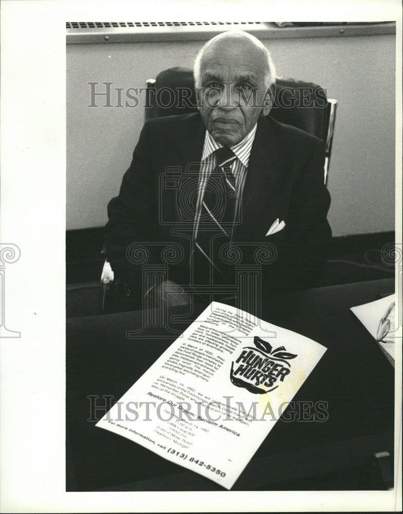 1992 Press Photo David Moore director of senior citizen - Historic Images