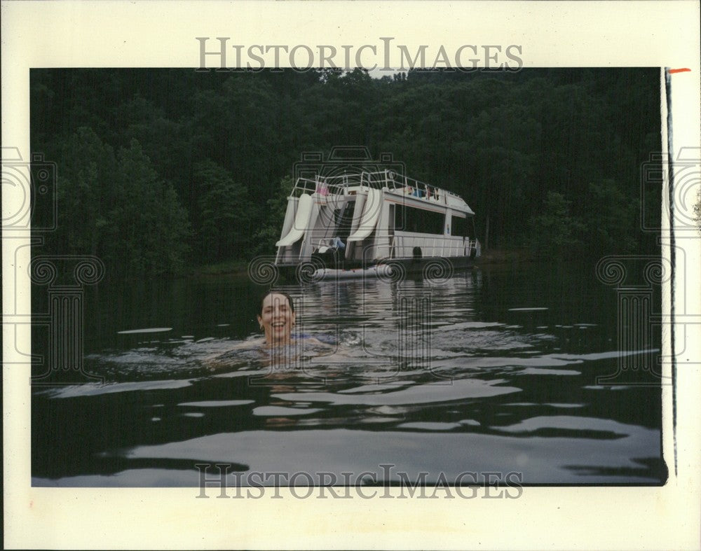 1992 Press Photo Elli Kloc takes a dip - Historic Images