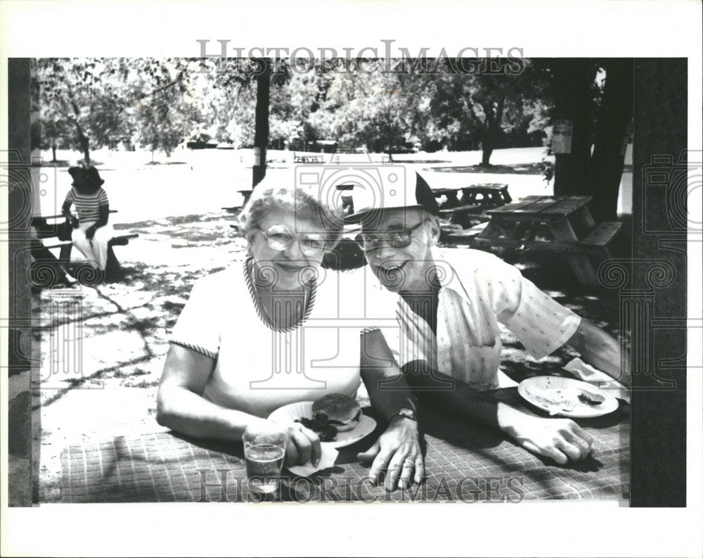 1992 Press Photo Jenny Ed Breslin family cookout - Historic Images