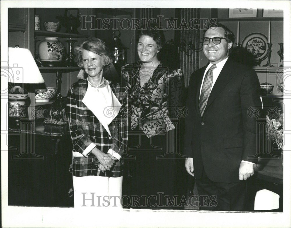 1990 Press Photo Paul Alandt at Village Antiques show - Historic Images