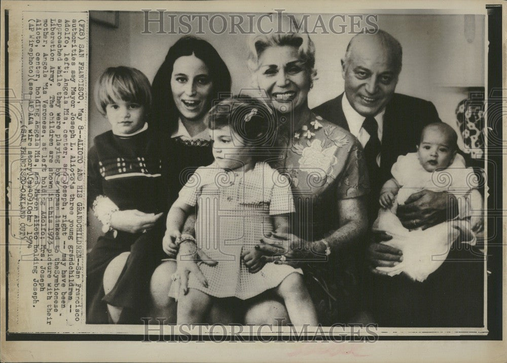 1974 Press Photo Alioto and his three grandchildren - Historic Images