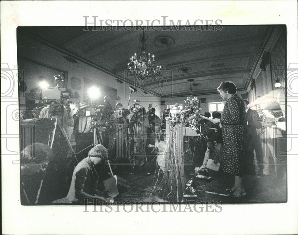 1983 Press Photo Agnes Mary Mansour news conference - Historic Images