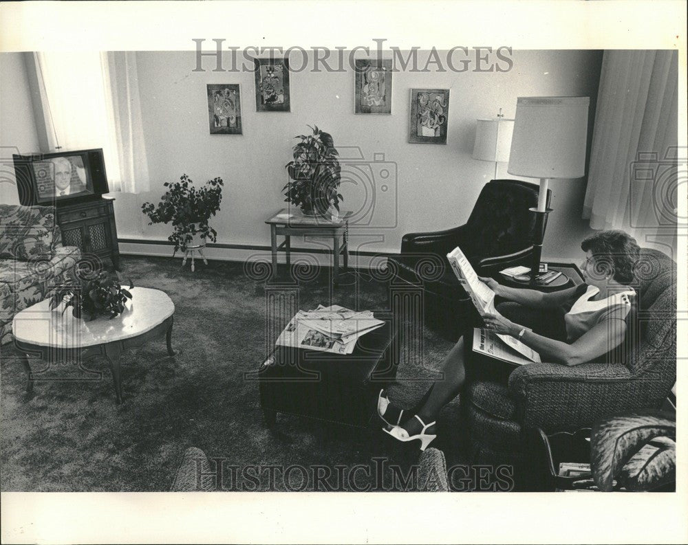 1983 Press Photo Mary Mansour Relaxing Lansing - Historic Images