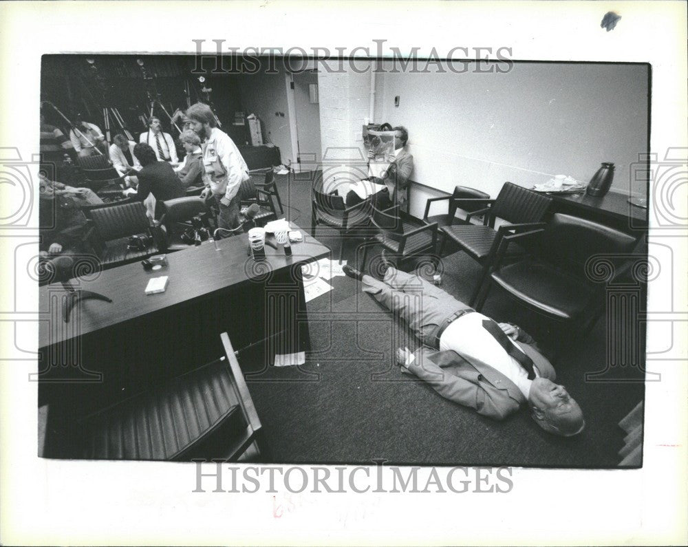 1985 Press Photo Ven Marshall Reporter WXYZ-TV takes re - Historic Images