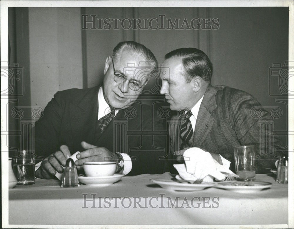 1941 Press Photo Frank Mortel Gov. Van Wagoner - Historic Images