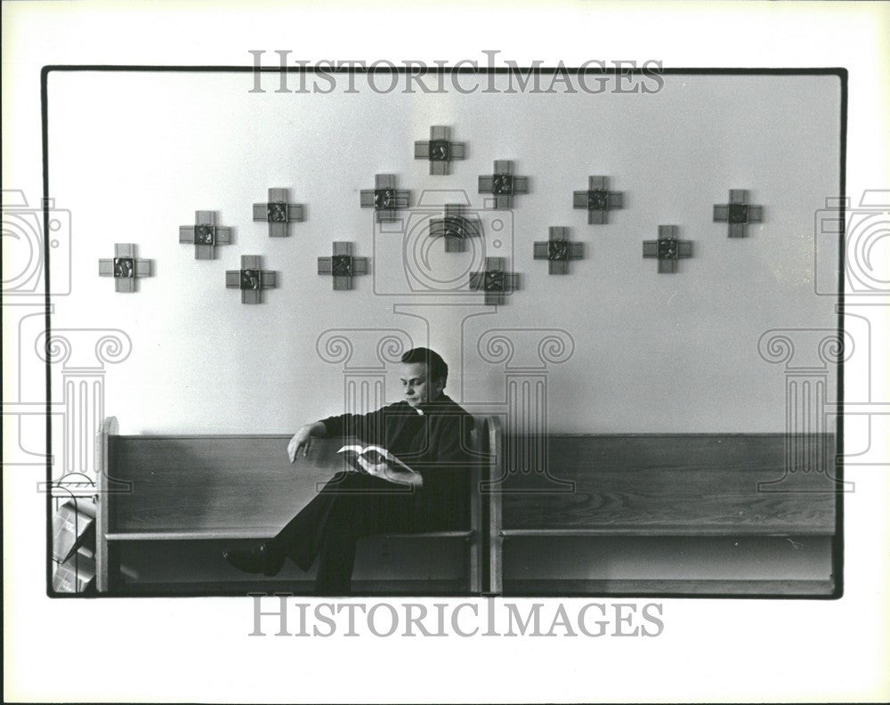 1985 Press Photo Father Dennis Martell - Historic Images