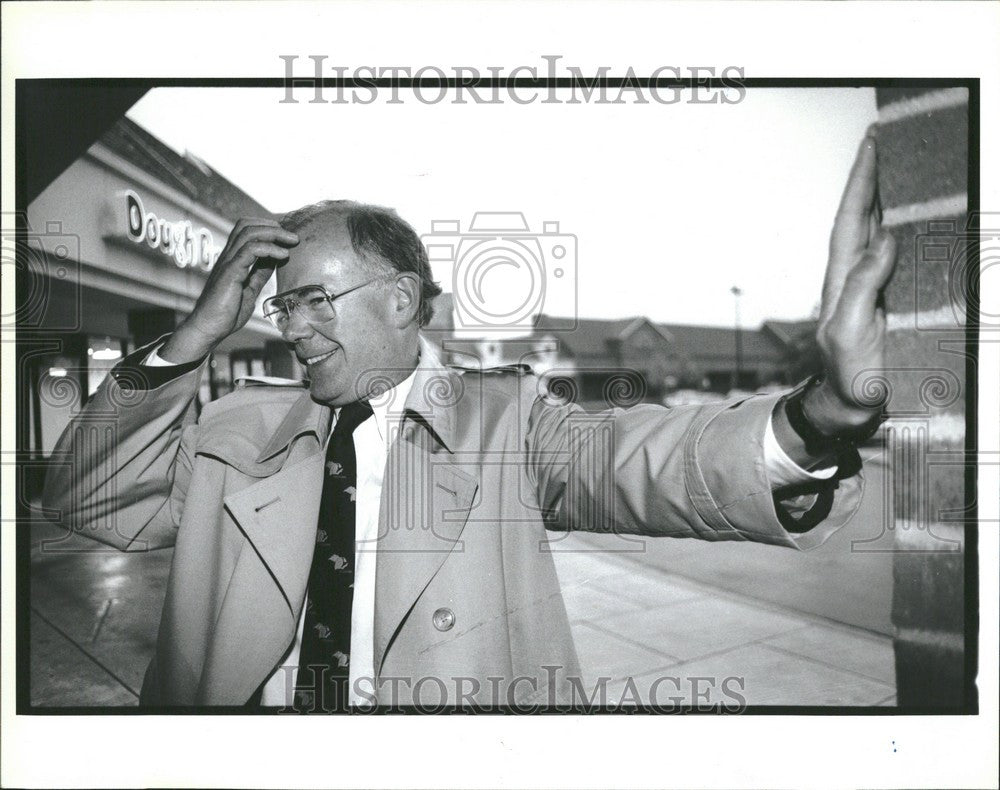 1992 Press Photo Bill Martin Traver Village shopping - Historic Images