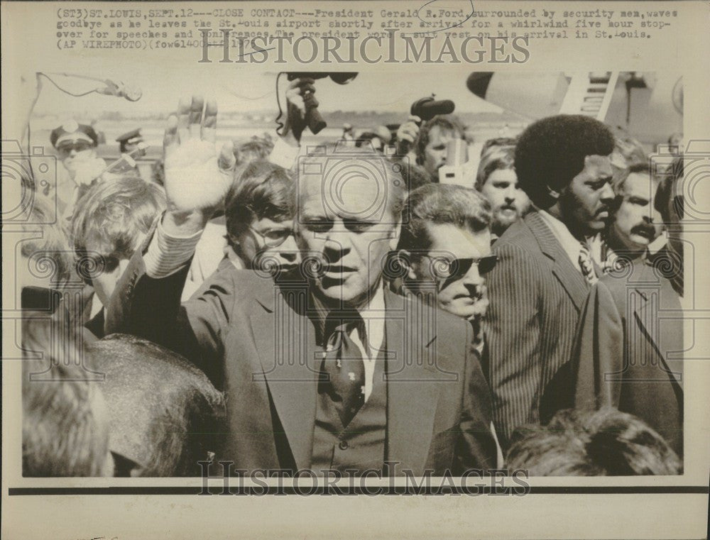 1975 Press Photo President Ford St Louis airport suit - Historic Images