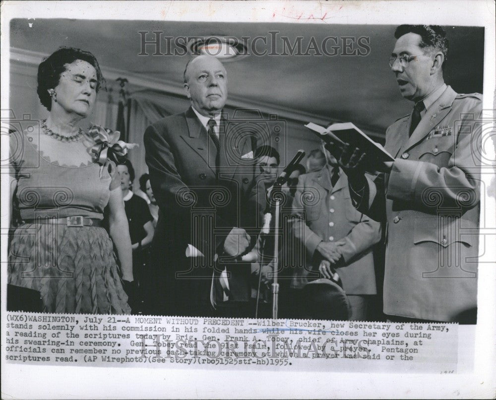 1955 Press Photo Wilber Brucker Oath Prayers Army - Historic Images