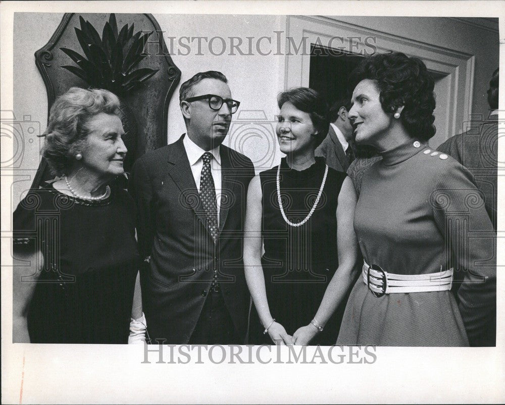 1972 Press Photo Mrs. Wilber M. Brucker ,Helen Milliken - Historic Images