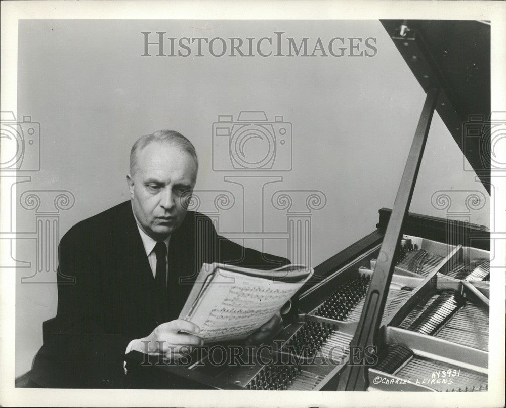 1960 Press Photo Robert Casadesus France Pianist Piano - Historic Images