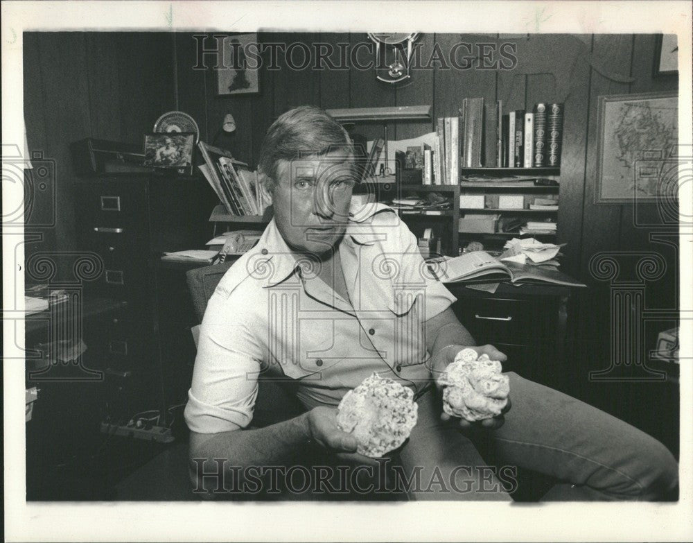 1988 Press Photo John Castle cat tracks plaster cast - Historic Images