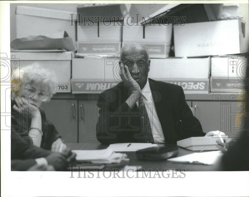 1994 Press Photo James Bradley Election Comm Meeting - Historic Images