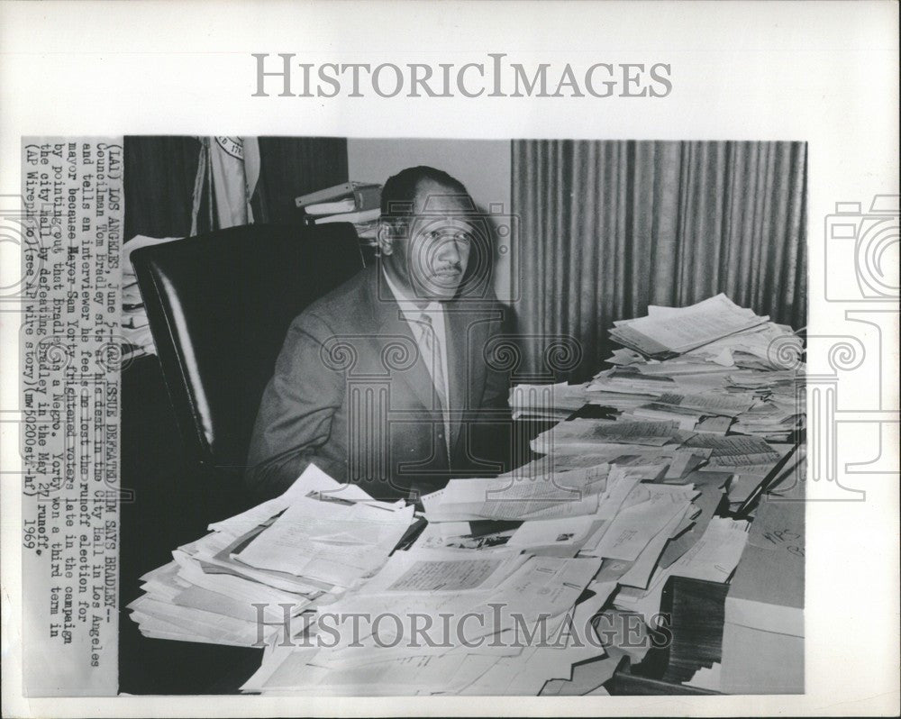 1969 Press Photo Tom Bradley City Hall LA Sam Yorty - Historic Images