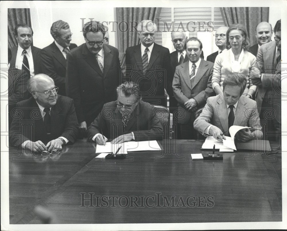 1977 Press Photo The secretary and Minister Patolichev - Historic Images