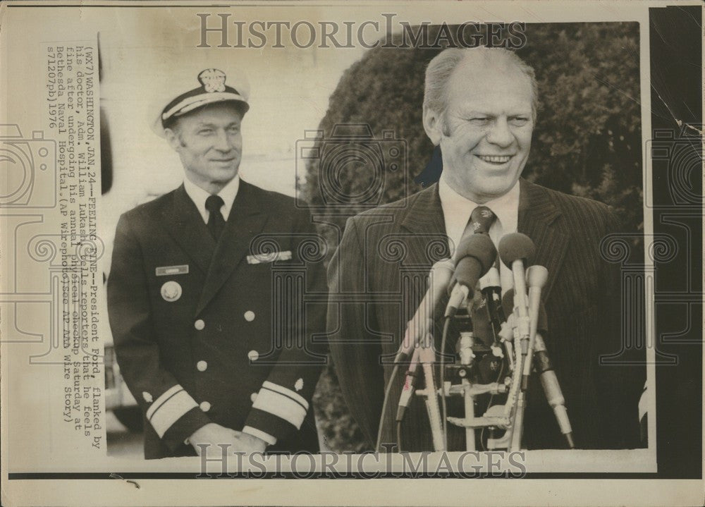 1976 Press Photo Presiodent Ford Bethesda NavalHosp. - Historic Images