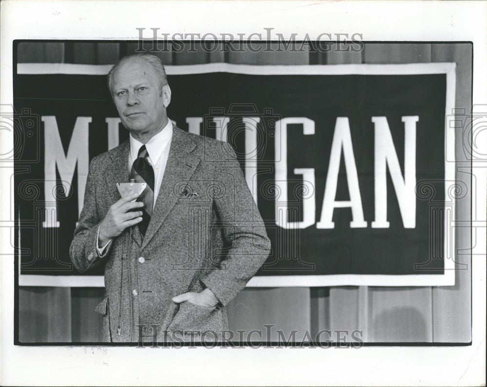 1977 Press Photo Gerald R. Ford President Nixon pardon - Historic Images