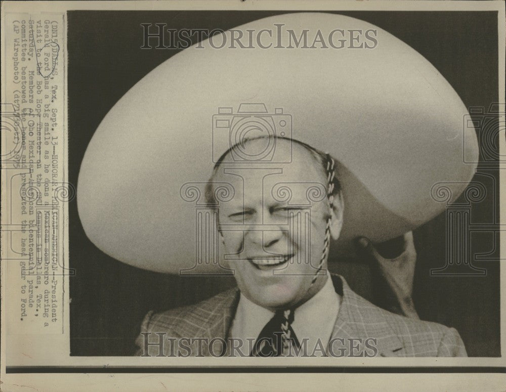 1975 Press Photo President Ford Dallas Texas Sombrero - Historic Images