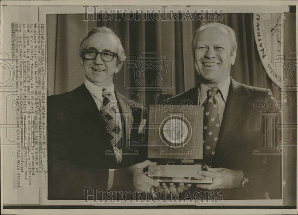 1975 Press Photo NCAA awards, Gerald R. Ford - Historic Images