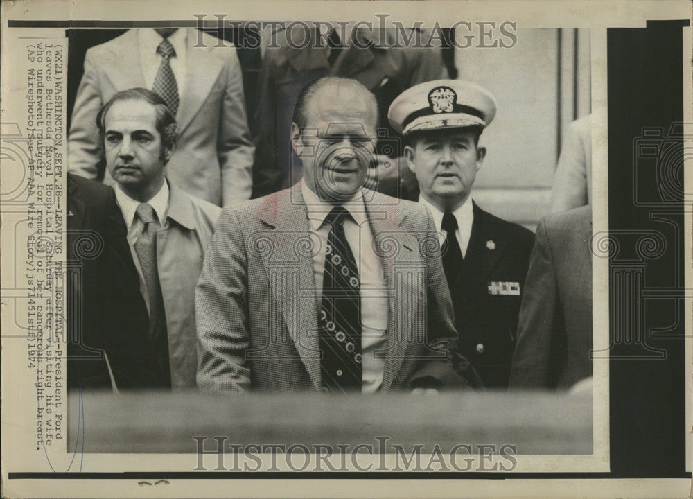 1974 Press Photo President Gerald Ford Bethesda Naval - Historic Images