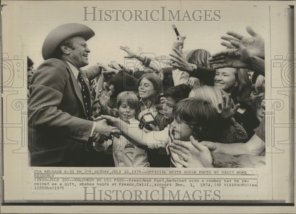 1975 Press Photo President Ford cowboy hat Fresno CA - Historic Images