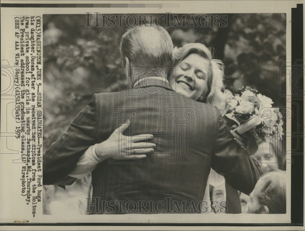 1975 Press Photo President Ford daughter Susan graduate - Historic Images