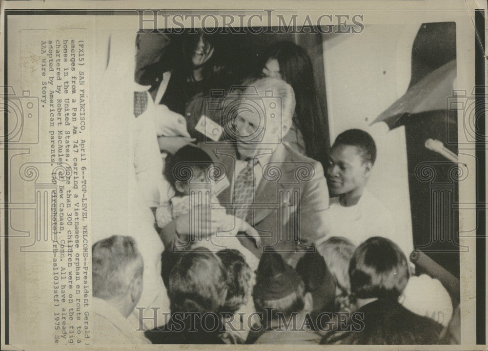 1975 Press Photo President Ford Vietnamese Orphan - Historic Images