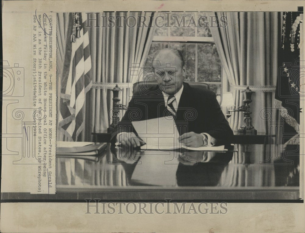 1974 Press Photo President Gerald Ford Oval Office work - Historic Images