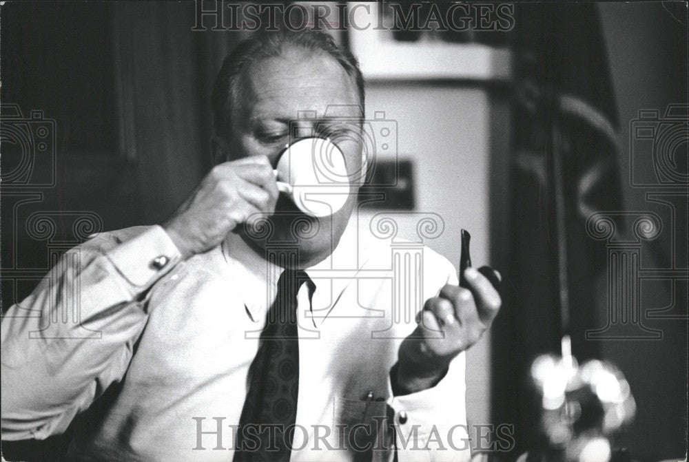 Press Photo Man Drinking Smoking - Historic Images