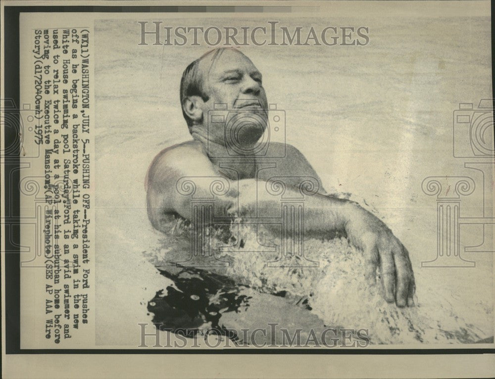 1975 Press Photo President Ford Swims White House Pool - Historic Images