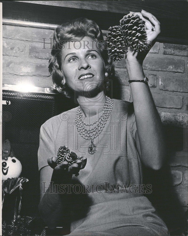 1960 Press Photo Alice Swainson fireplace pine cones - Historic Images