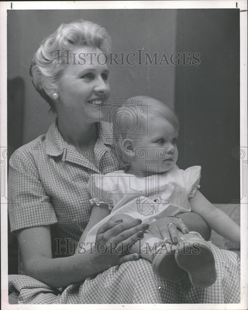 1960 Press Photo Mrs.Swainson Baby Kristina Ann - Historic Images