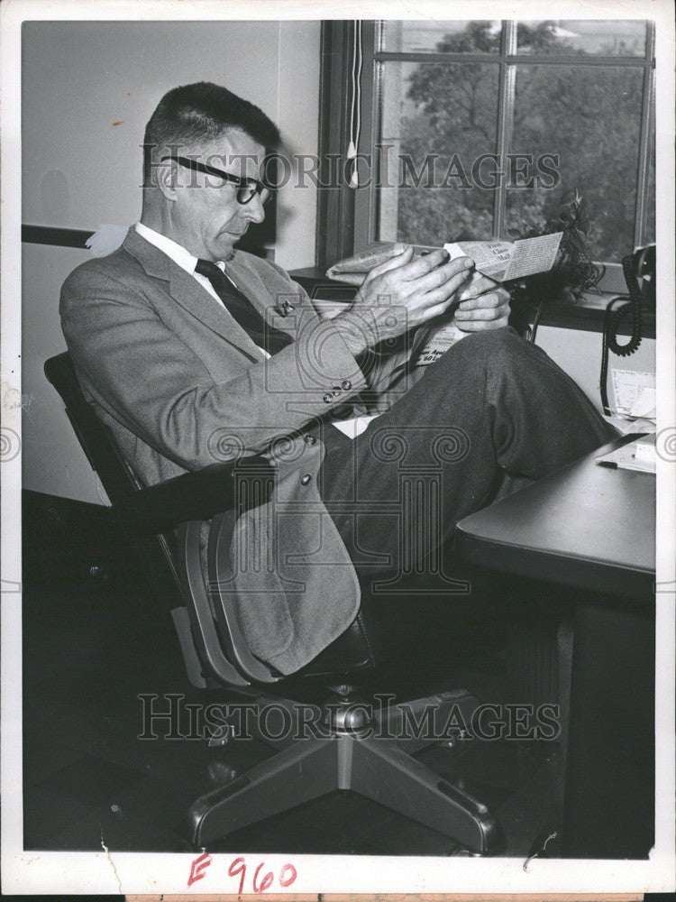 1960 Press Photo John Kenneth Galbraith economist books - Historic Images