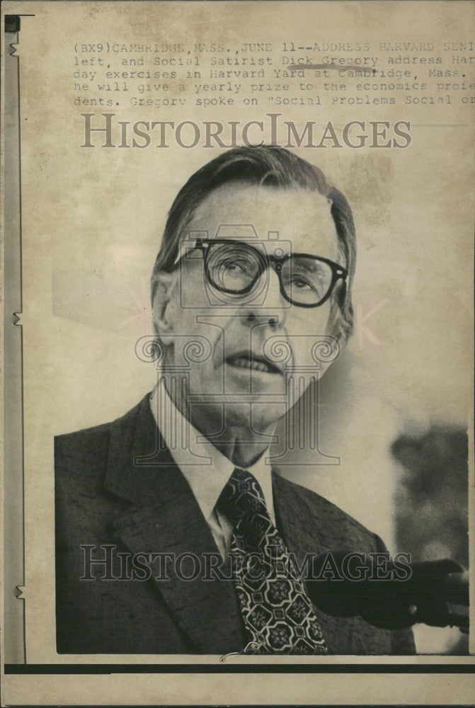 1977 Press Photo Dick Gregory American comedian - Historic Images