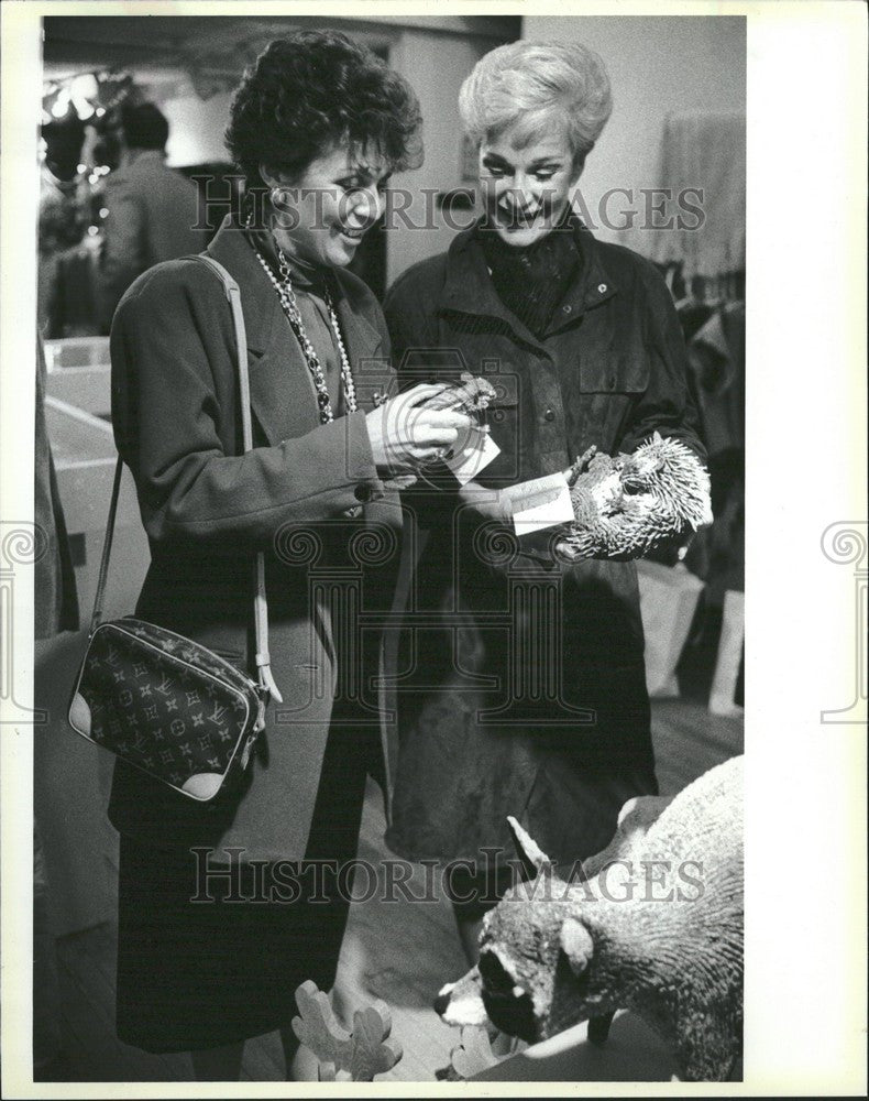 1985 Press Photo Marilyn Connor Gretchen Snow - Historic Images