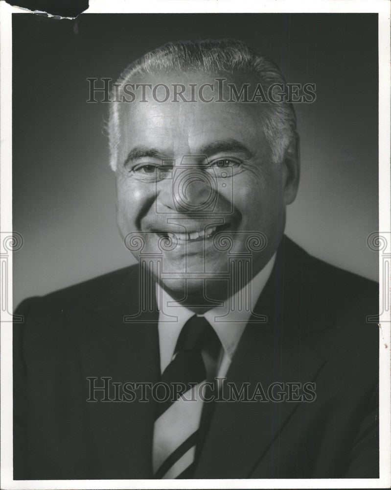 1970 Press Photo Jerry Bielfield gets dealer award - Historic Images