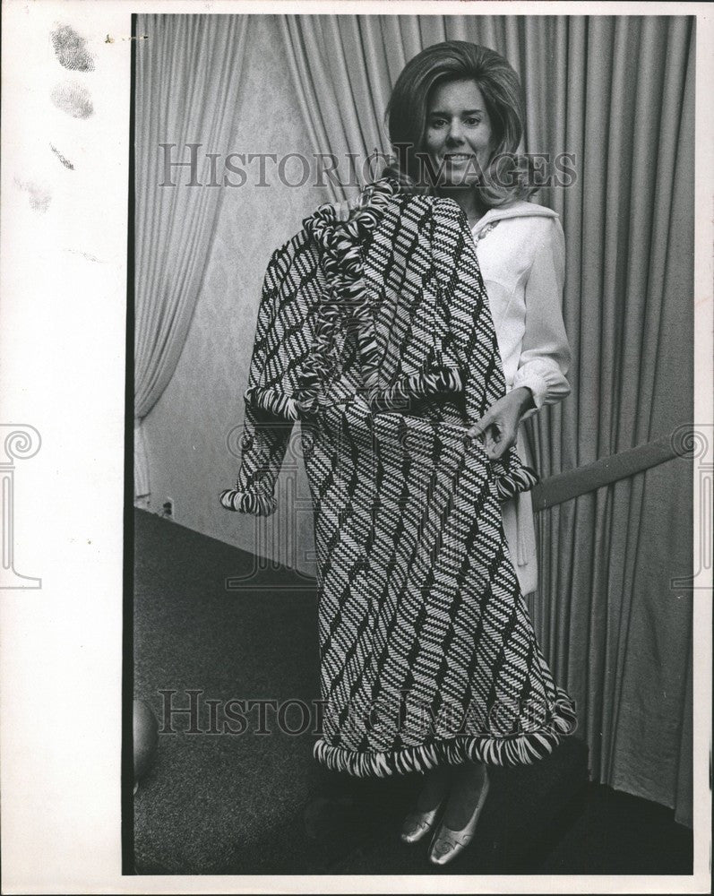 1970 Press Photo Mrs Raymond J. Biggs try woolen midi - Historic Images