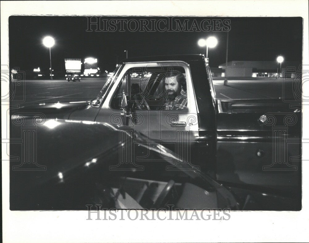 1982 Press Photo vince frey gratiot avenue rounds - Historic Images