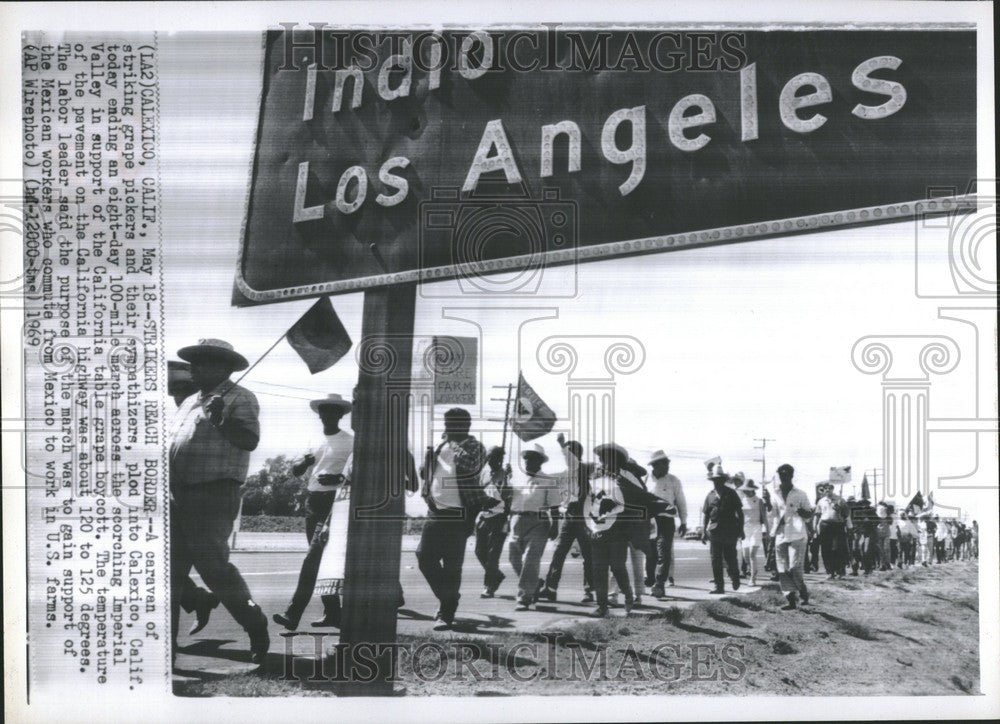 1969 Press Photo pavement california highway grape - Historic Images