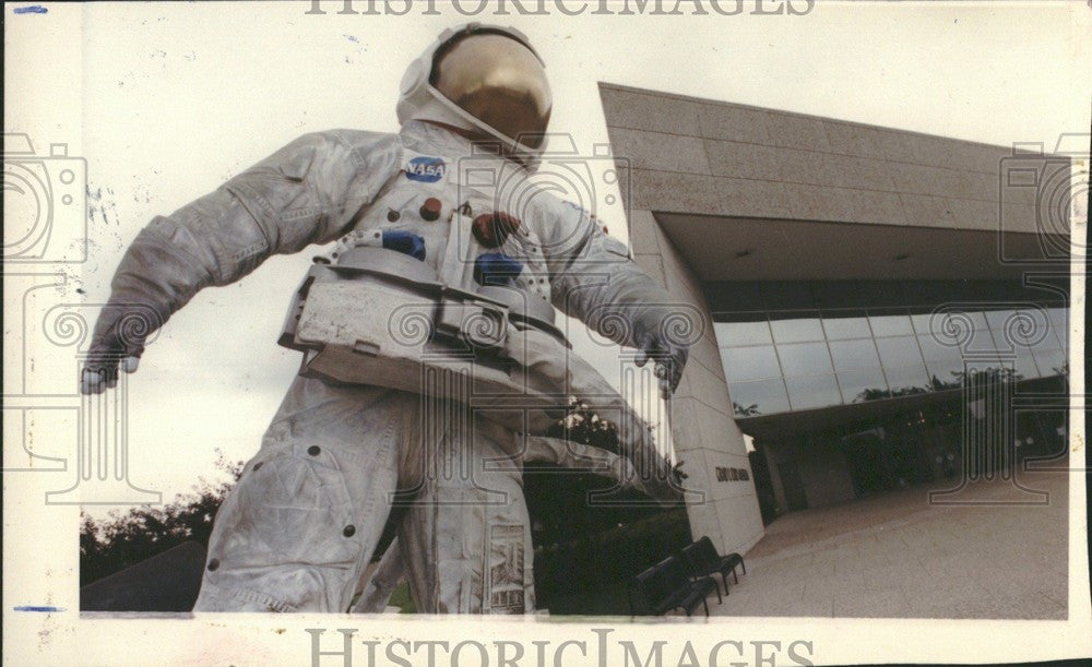 1990 Press Photo Sculpture Astronaut Gerald Ford Museum - Historic Images